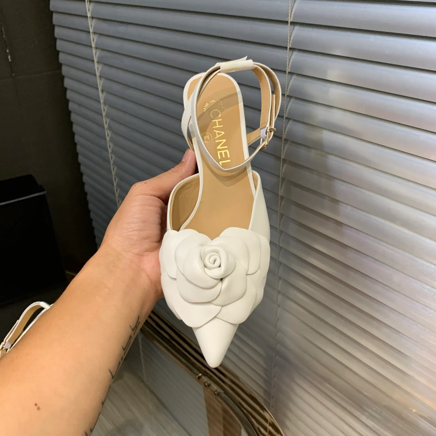 👟👟Ex-factory price 600👟👟 🍀Chanel's new flagship series of sandals in the counter are newly released 2022S summer series, exquisite retro shoes, the latest camellia flower design of Jindian Xiaoxiang on the upper is exquisite and fashionable, a popular model among domestic and foreign bloggers Upper: original Italian imported sheepskin original one-to-one sheepskin handmade camellia🌸 Inner lining: imported mixed sheepskin lining Outsole: Genuine leather outsole imported from Italy Size number: 35-39 (40, 41 customization is non-returnable) Heel height: 4cm Delivered with luxurious latest counter packaging